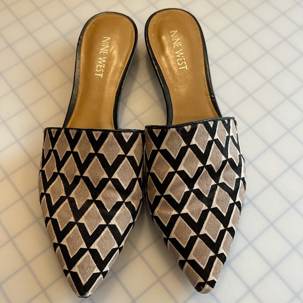 Tan and black slides. A cute 1/2” heel.